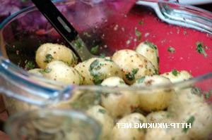 Warm potato salad with herbs