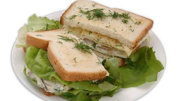 Sandwich with scrambled eggs of herring