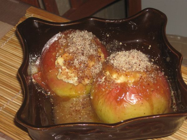 Baked apples with cinnamon
