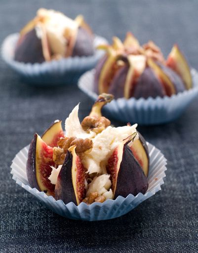 Figs baked with cream cheese