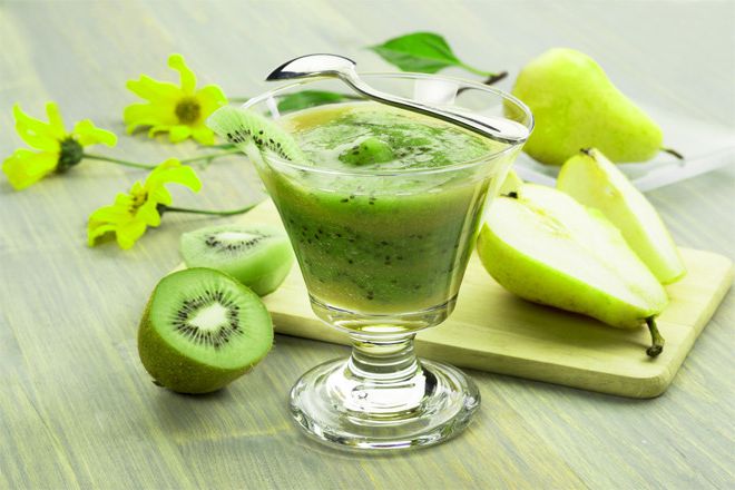 Smoothies of pears and kiwi