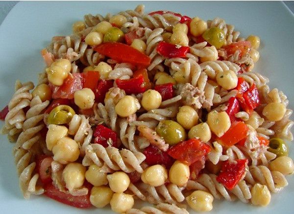 Pasta salad with peppers and chickpeas