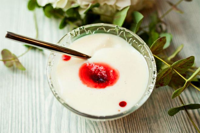 Panna cotta of yoghurt with jam from berries