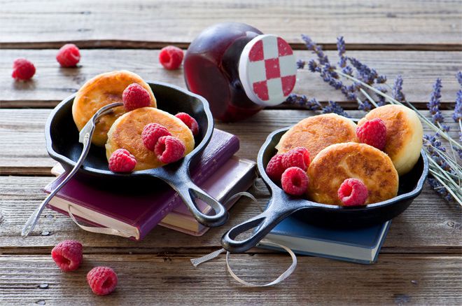 Lush cheesecakes with raspberries in multivarka
