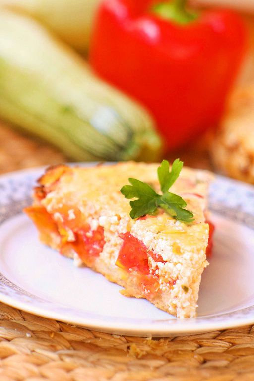 Tart with cheese, tomatoes, cheese and herbs
