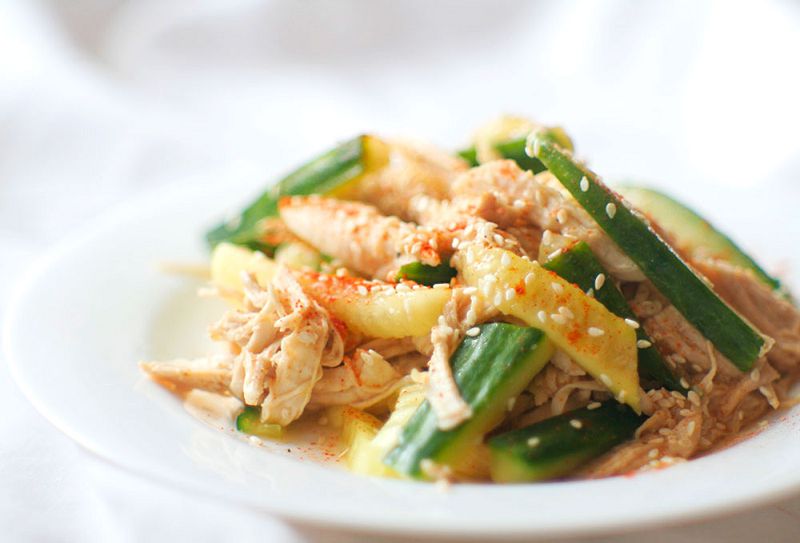 Light salad of cucumber and chicken
