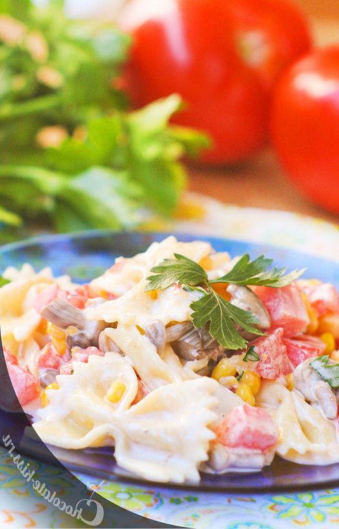 Salad with pasta, mushrooms and tomatoes