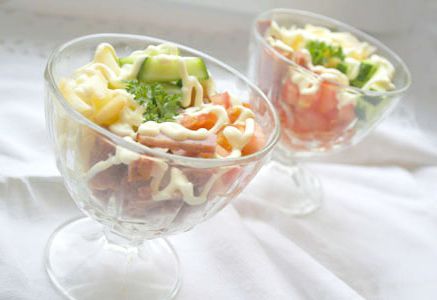 Cocktail salad with ham and apples