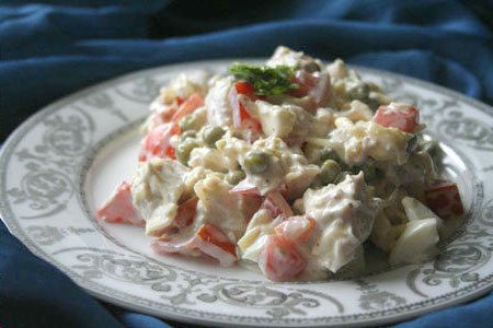 Salad with chicken, cheese and tomatoes
