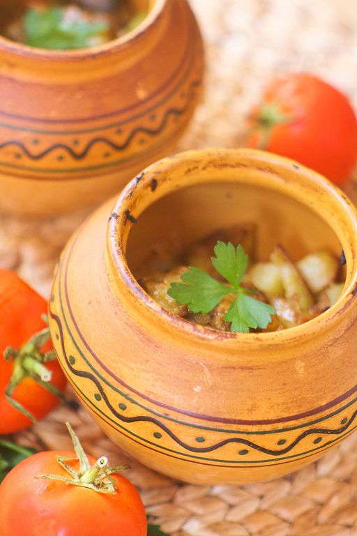 Pots with liver and potatoes