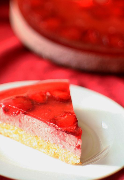 Cake with strawberry mousse and jelly