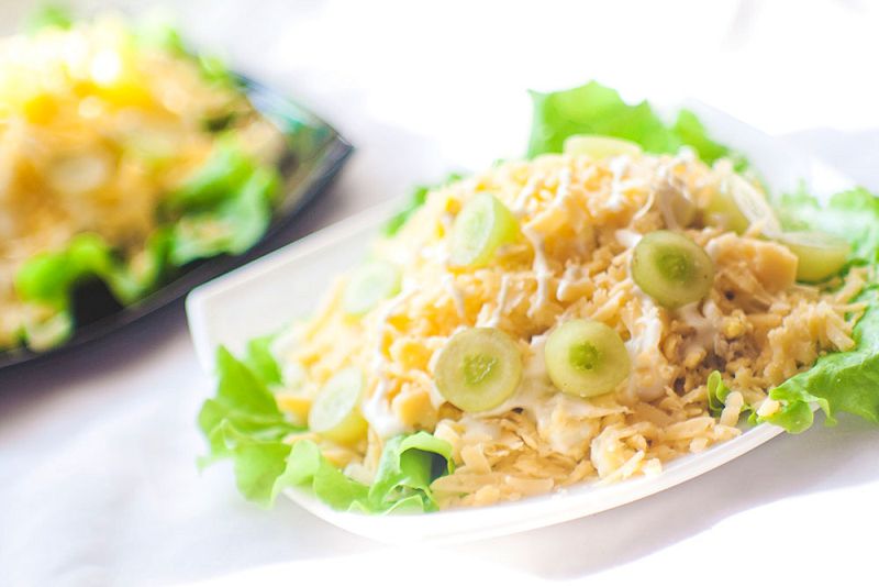 Salad with grapes and chicken