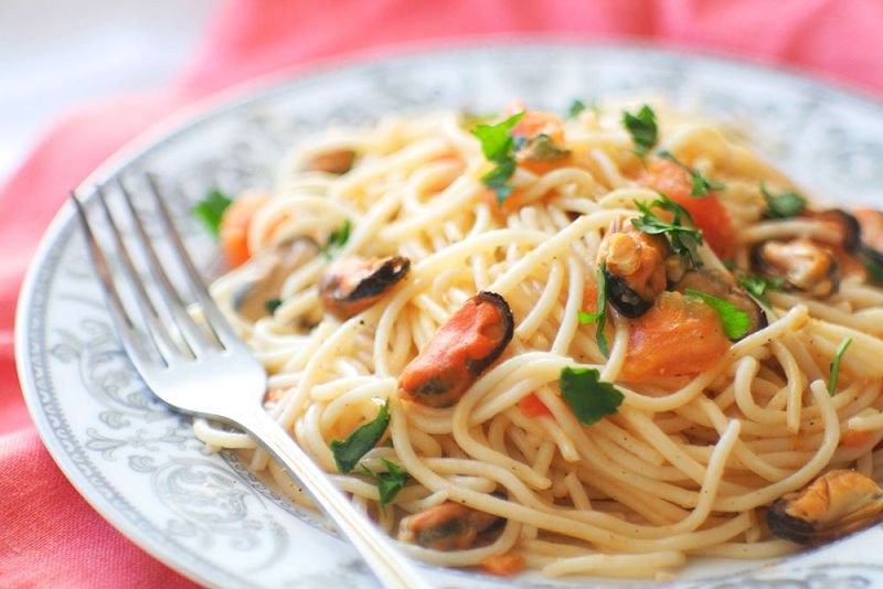 Pasta with mussels in tomato sauce