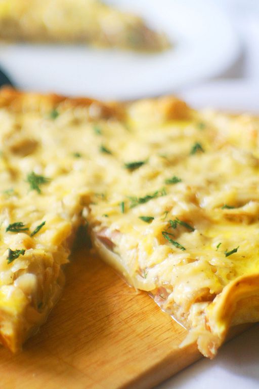 Pie with ham and onions (quiche Lorraine)