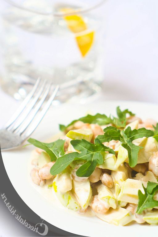 Salad with arugula, beans and mustard - cream sauce