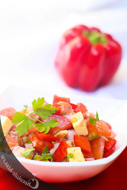 Salad with smoked chicken, tomatoes and walnuts