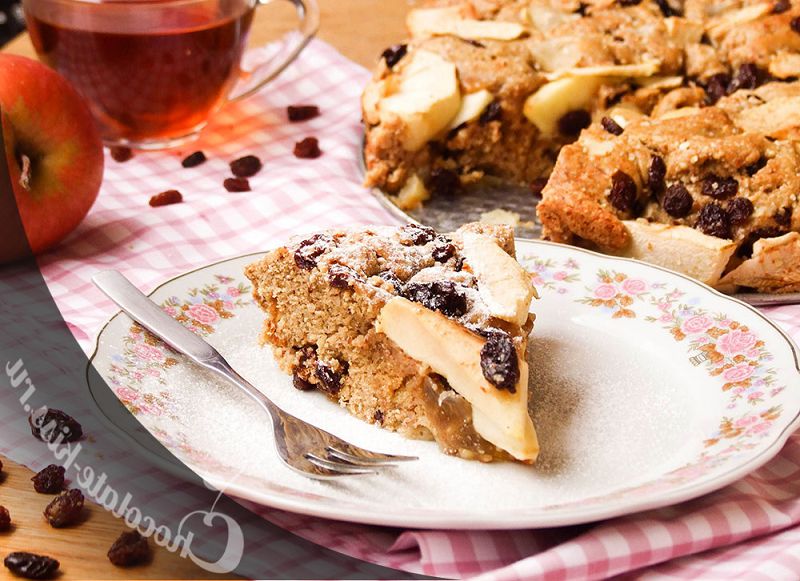 Apple pie with almonds and raisins