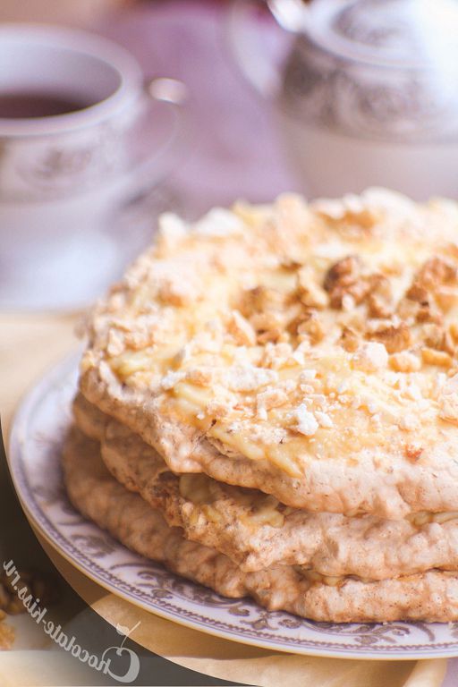 Walnut cake - meringue with custard