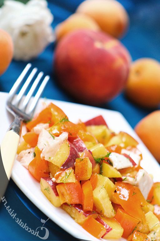 Salad with peaches, ham and peppers
