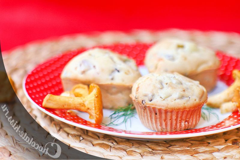 Muffins with ham and chanterelles
