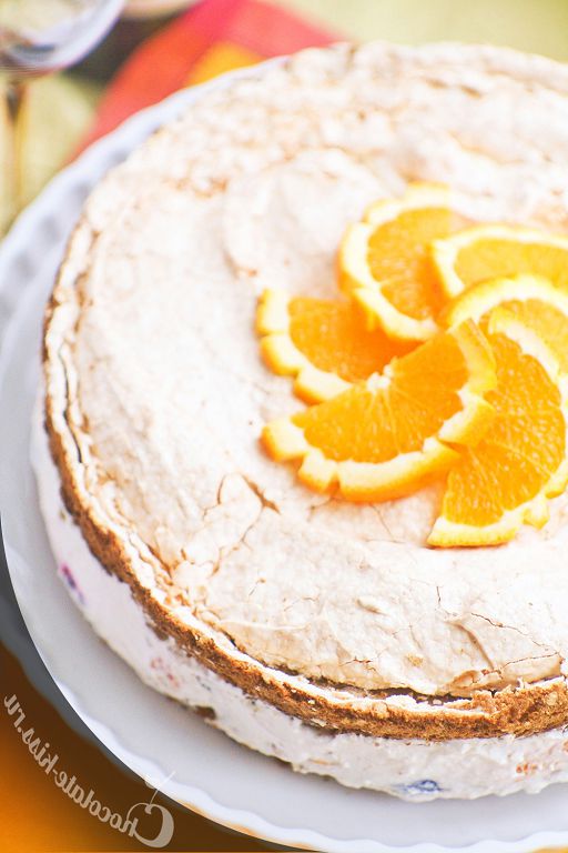Curd cake with meringue and fruit