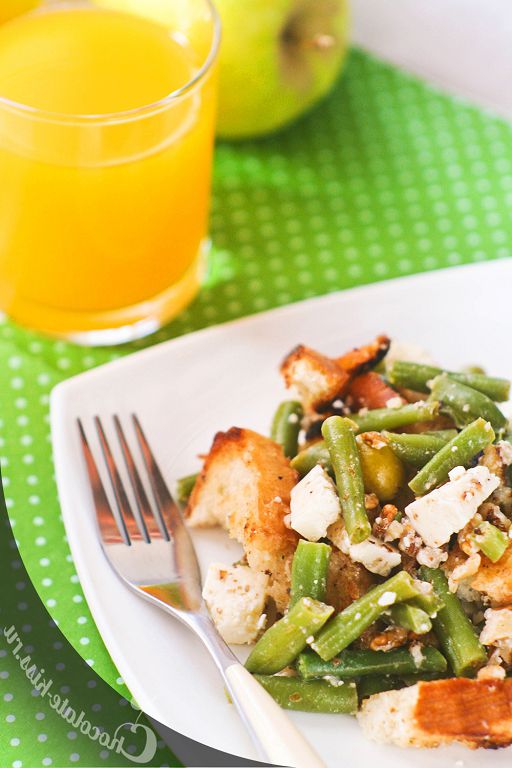 Salad with green beans and feta