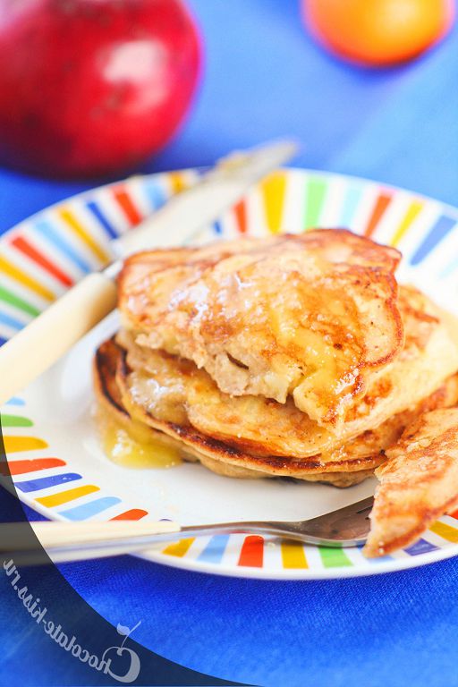 Cottage cheese pancakes with apples