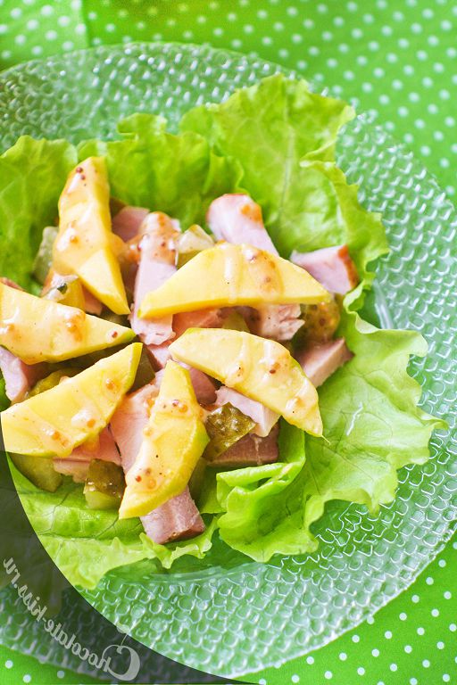 Salad with mango and ham