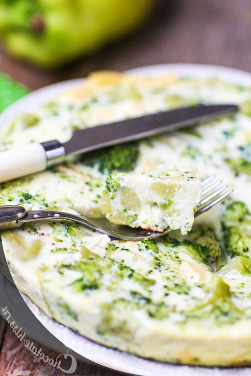 Omelet with broccoli and cheese in multivarka