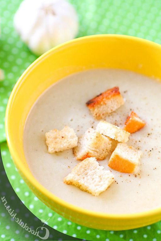 Garlic cream - soup with croutons
