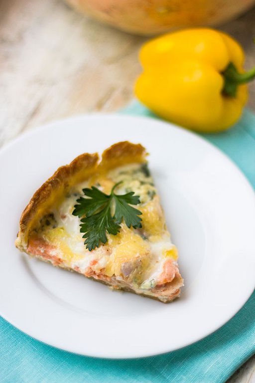 Pie with salmon and cheese (quiche Lorraine)