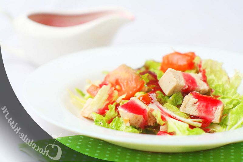Salad with chicken and cranberry sauce