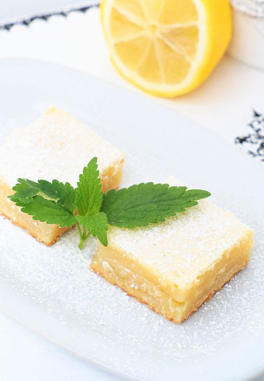 Squares with lemon cream