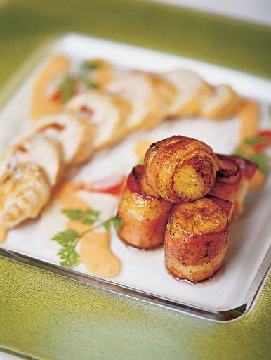 Goulash of chicken fillet with shrimp and bananas fried in bacon