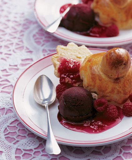 Brioche with raspberries and cream