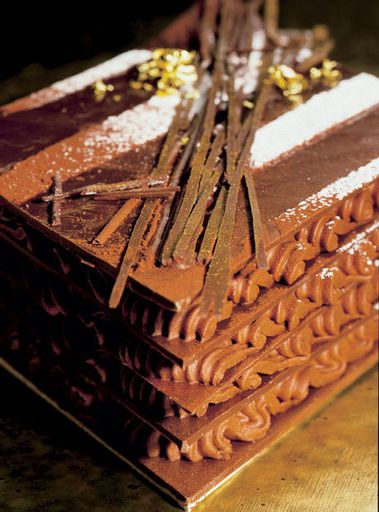 Praline with chocolate-caramel mousse