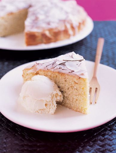 Cake with lime and coconut