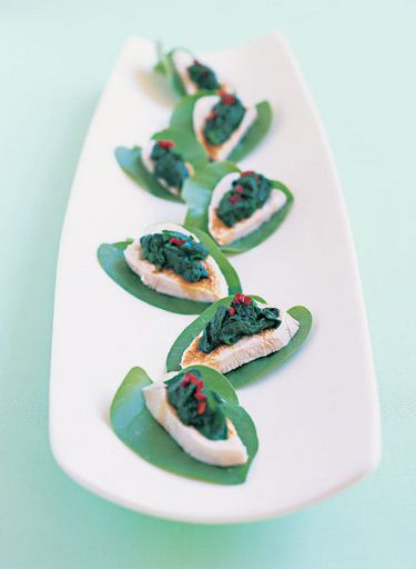 Boiled chicken with spinach sauce, chili