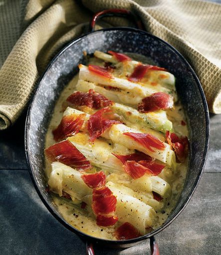 Leek, baked with cheese and ham