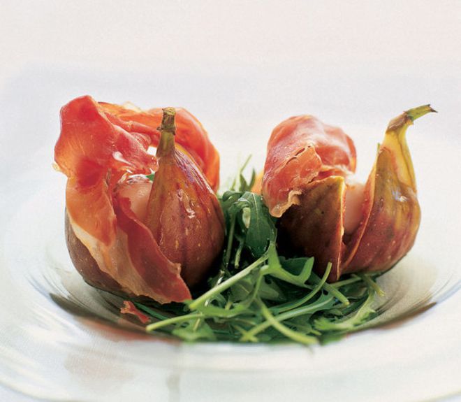 Salad with fig, Parma ham and mozzarella
