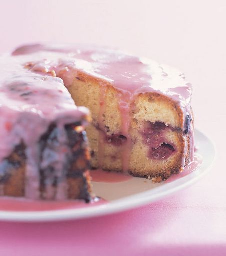 Cake with raspberries