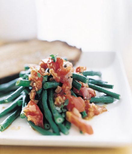 Green beans with tomatoes and bacon