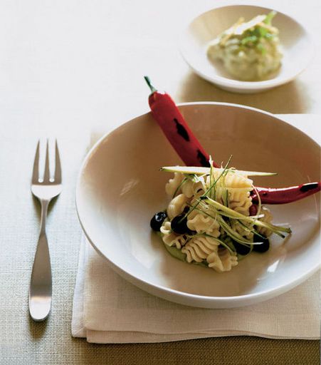 Pasta with avocado and black olives