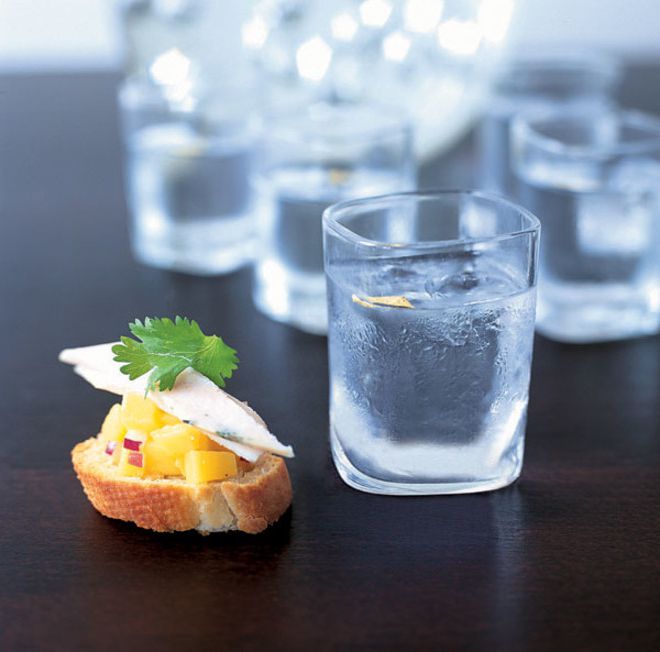 Canape with smoked chicken and mango salsa
