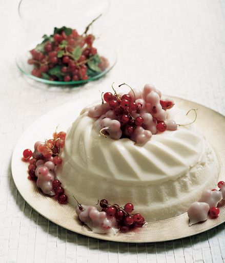 Almond pudding with red currants