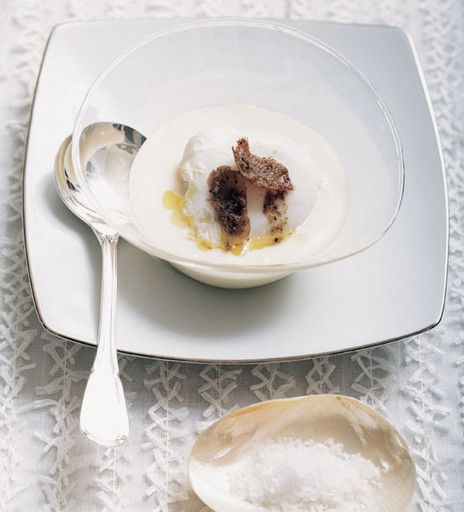 Mashed potatoes with poached egg and white truffle