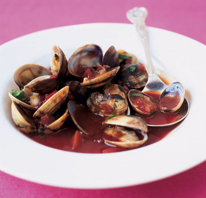 Mussels sauce of red wine and chilli