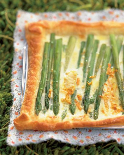 Pie with asparagus