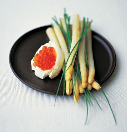 White asparagus with caviar