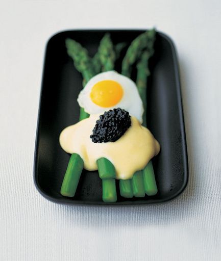 Asparagus with quail eggs with Dutch sauce